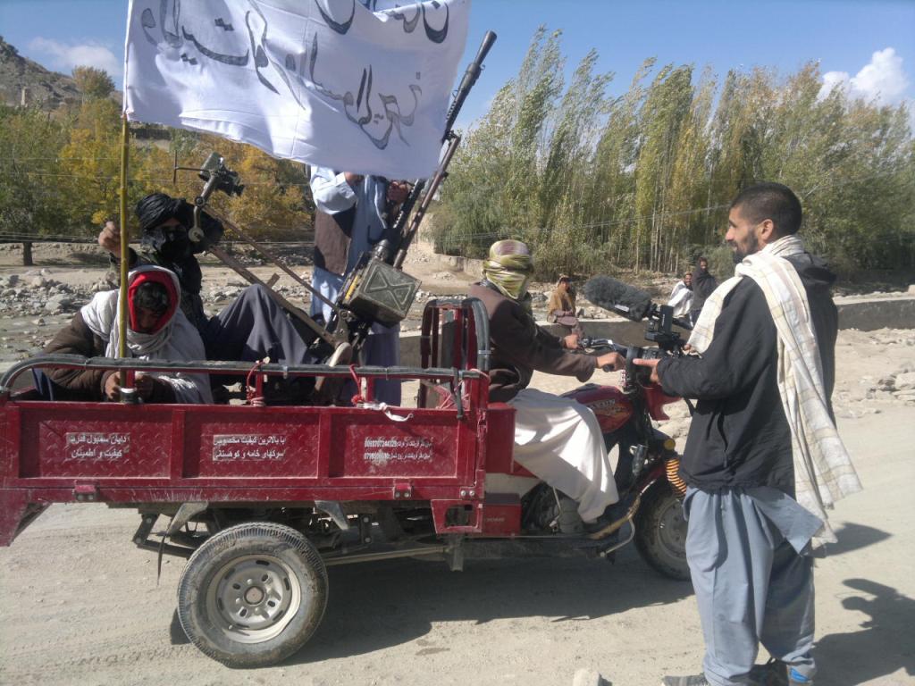Nagieb Khaja mit Kämpfern der Taliban in der Provinz Helmand province, Foto: Nagieb Khaja