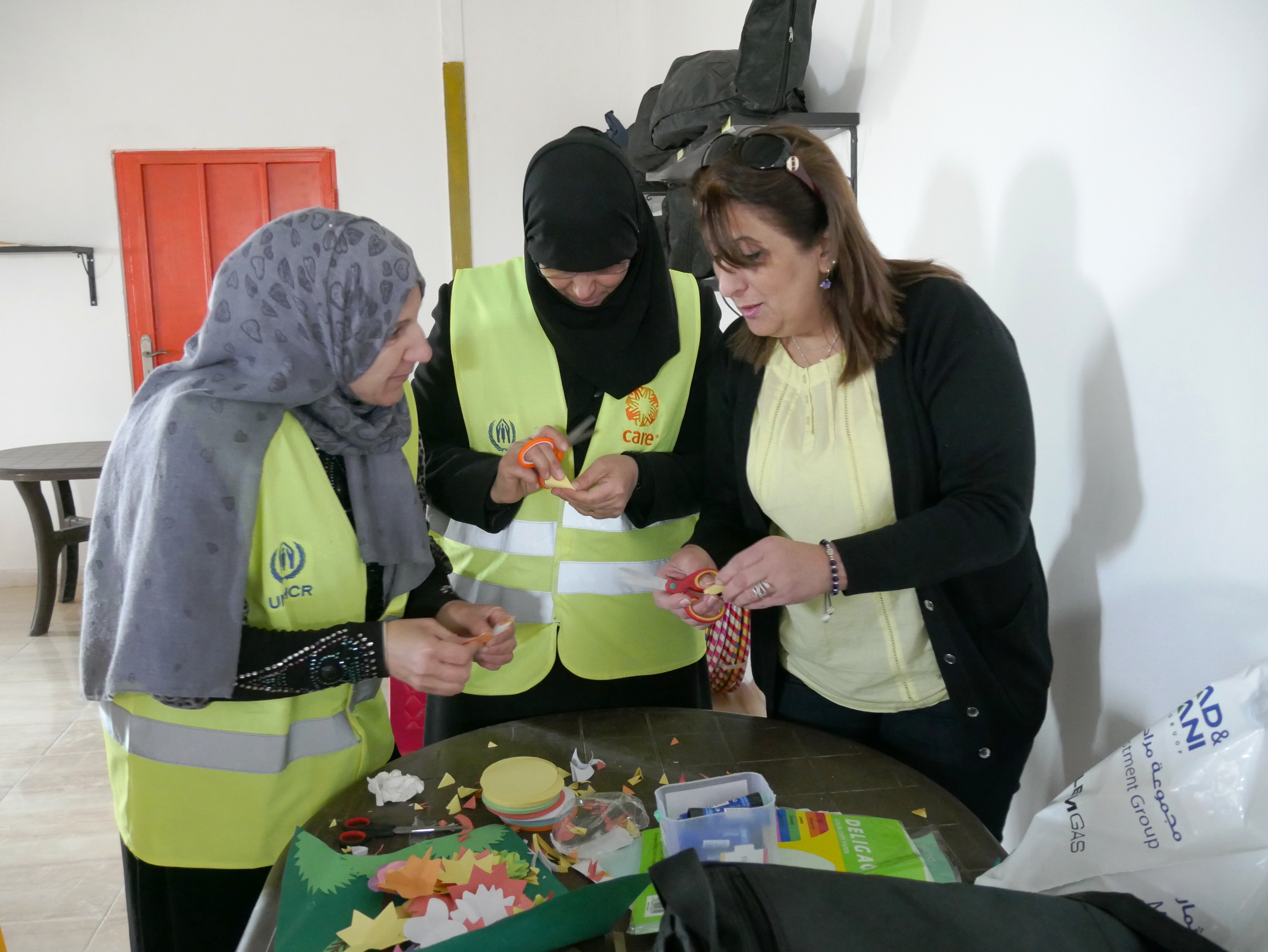 Freiwillige Helfer im Flüchtlingscamp Azraq; Foto: Dana Ritzmann