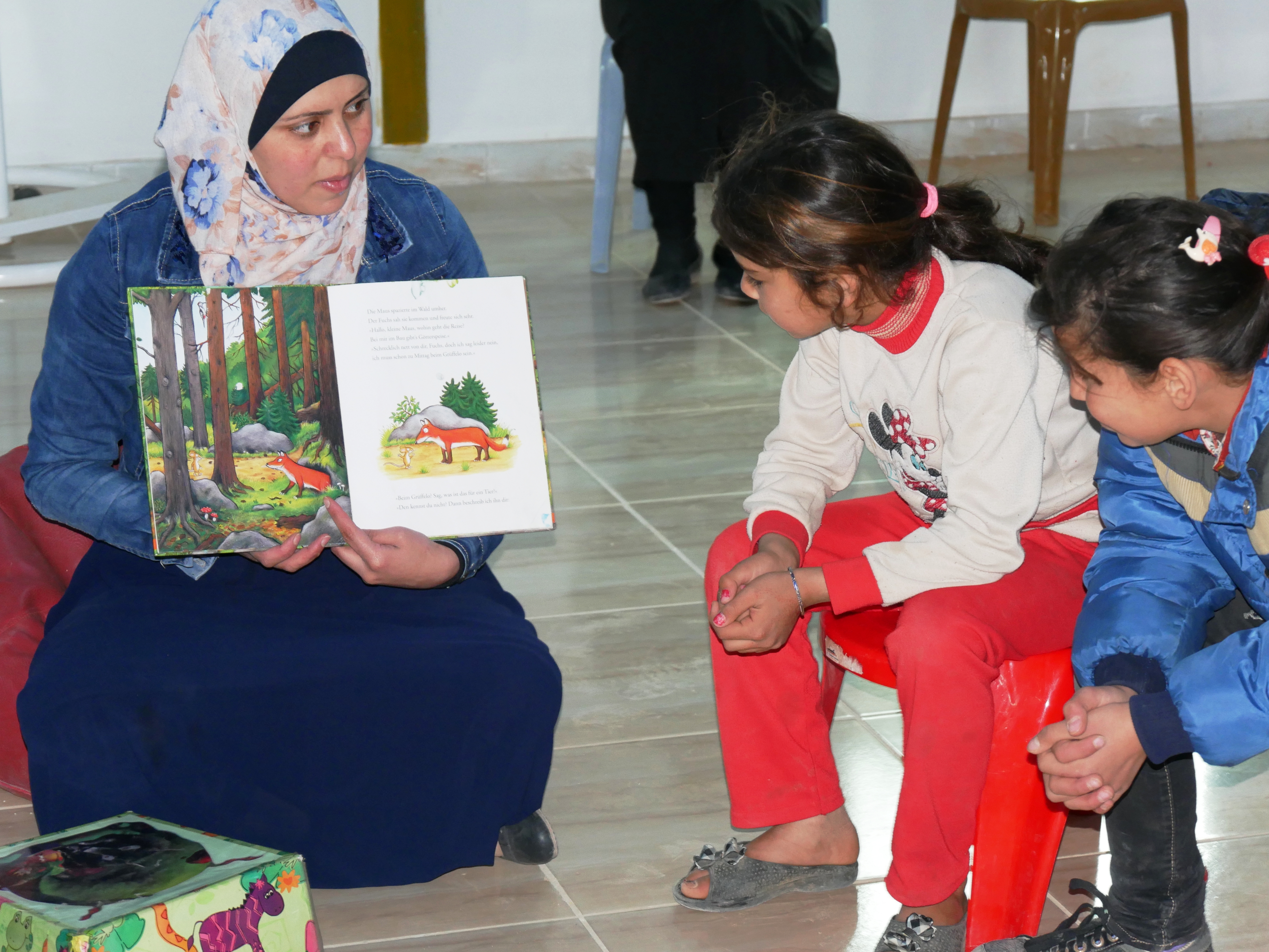 Reading "Tzhe Gruffalo" to a group of refugee children (photo: Dana Ritzmann)