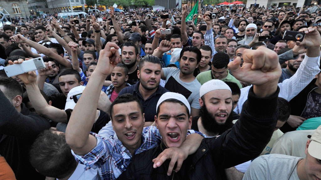 Anhänger jubeln in der Innenstadt von Frankfurt am Main dem salafistischen Prediger Pierre Vogel zu; Foto: Boris Roessler/dpa