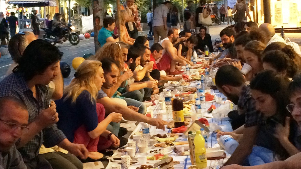 شباب يتناولون إفطار رمضان بعد الصيام في اسطنبول - تركيا. Foto: Kürşat Akyol