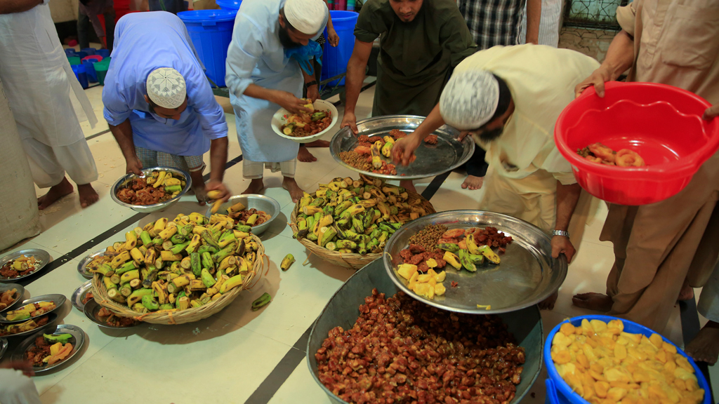 مسلمون في وقت إفطار رمضان بعد الصيام - بنغلادش.  Foto: DW/Mustafiz Mamun
