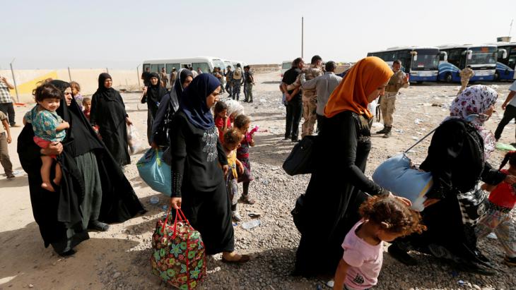 Iraqi civilians attempting to leave Fallujah (photo: Reuters/Th. Al-Sudani)
