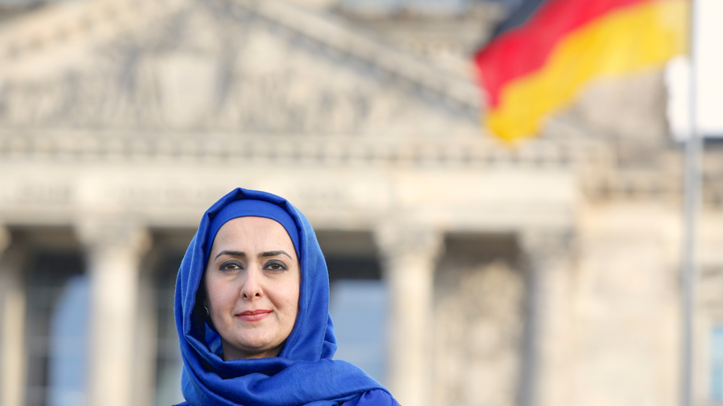 Die muslimische Lehrerin Fereshta Ludin im Regierungsviertel in Berlin; Foto: picture-alliance/dpa/D. Gerlach