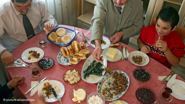 Das "Zuckerfest" in einer türkischen Familie in Kaufbeuren; Foto: Karl-Josef Hildenbrand dpa/lby