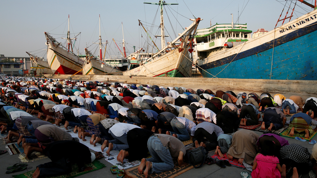 Gläubige Indonesier beim Gebet im Hafen Sunda Kelapa in Jakarta; Foto: Reuters/D. Whiteside