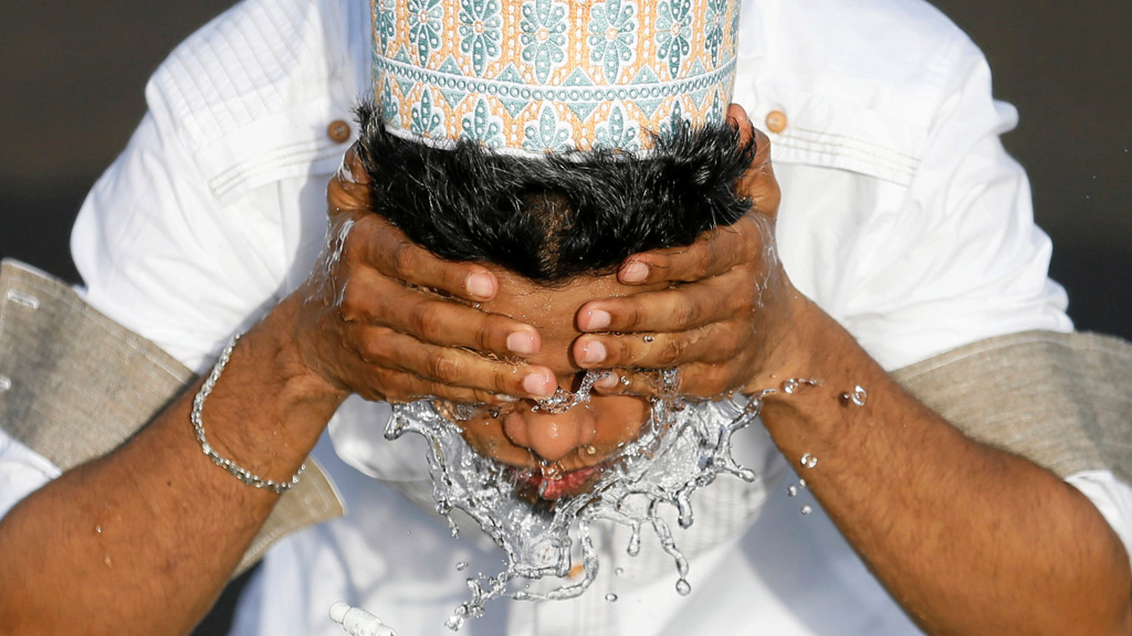 Waschung  zum Eid ul-Fitr-Morgengebet in Colombo, Foto: Reuters/D. Liyanawatte