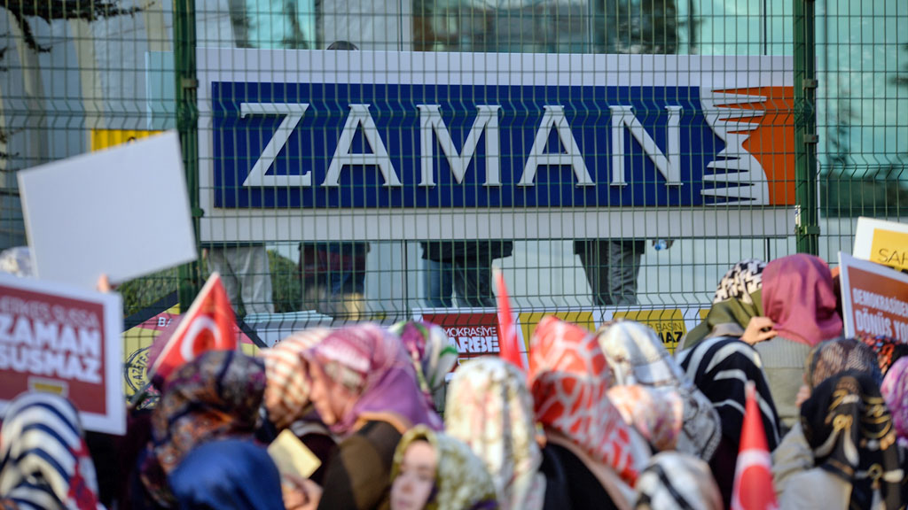 Proteste vor dem "Zaman"-Verlagsgebäude in Istanbul; Foto: picture-alliance/abaca/Depo Photos
