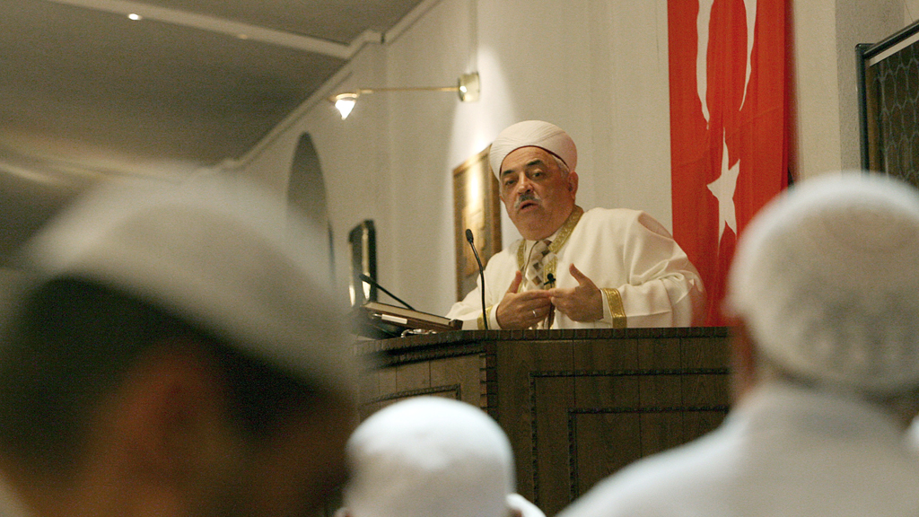 Ditib-Imam in einer Kölner Moschee; Foto: picture-alliance/dpa/O.Berg 