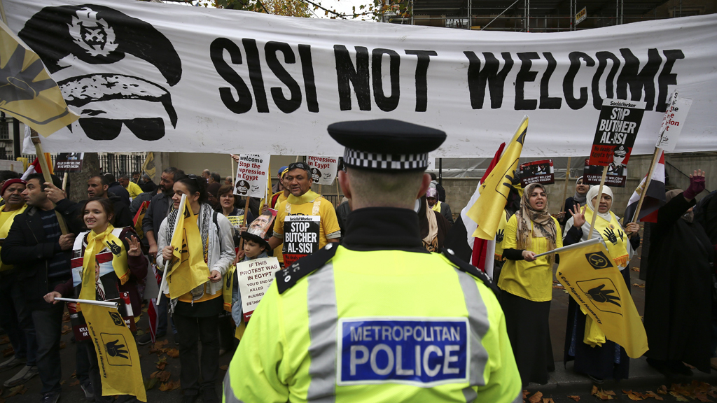 Protesting the visit of Egyptian President Abdul Fattah al-Sisi to London in Novemeber 2015. The placards bear the four-finger sign - "rabaa" meaning four in Arabic - in memory of those who died on Raba'a Square (photo: Getty Images/AFP/J. Tallis)