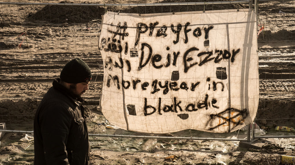 Solidaritätskampagne im Flüchtlingscamp Calais für die Bewohner von Deir ez-Zor am 7. Dezember 2015; Foto: Getty/AFP/P. Huguen