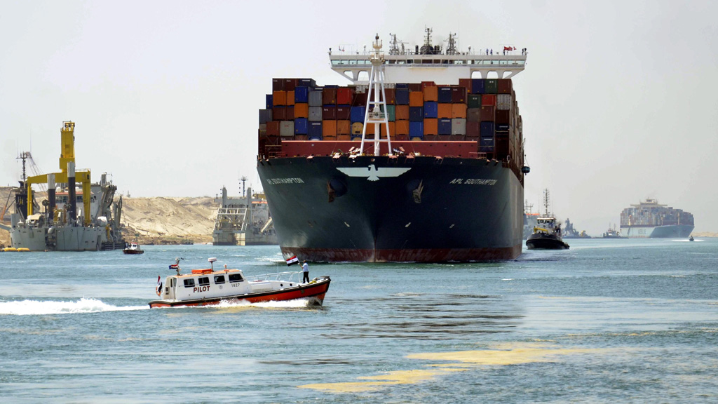 Container ship passing through the New Suez Canal near Ismailia, east of Cairo (photo: picture-alliance/dpa/A. Shaker)