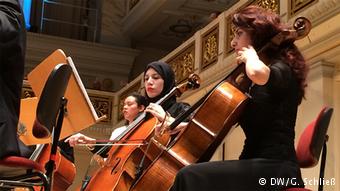 Junge arabische Musiker des "Arab Youth Philharmonic Orchestra" auf der Bühne des Berliner Konzerthauses; Foto: DW