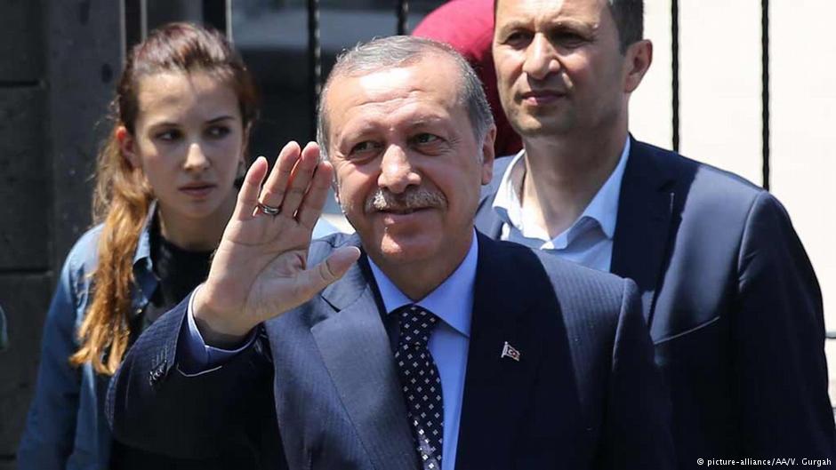 نجاح الانقلاب سيفرض على تركيا التخلي عن مصالحها بعد أن خطت سياسة مستقلة تجاه الغرب وأوروبا نتجت عن مأزق سابق لبروز أردوغان والعدالة والتنمية