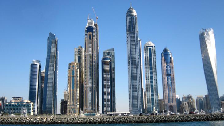 View of Dubai and the skyscrapers around the marina (photo: picture-alliance/Geisler-Fotopress)