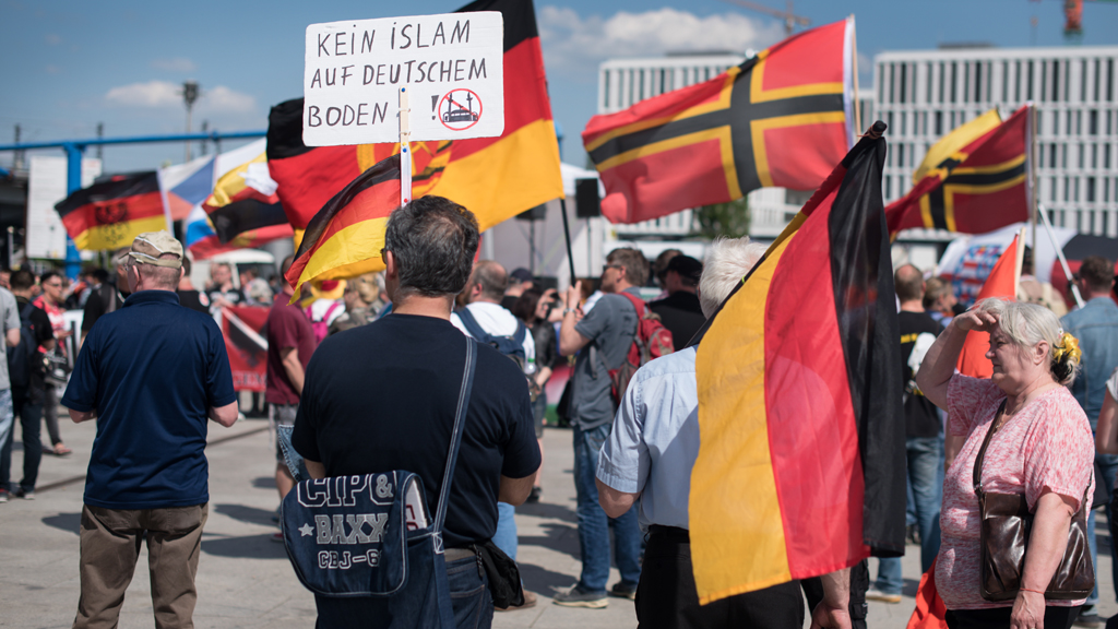 Aufmarsch rechter Gruppierungen am 7.5.2016 in Berlin; Foto: picture-alliance/dpa/B. von Jutrczenka