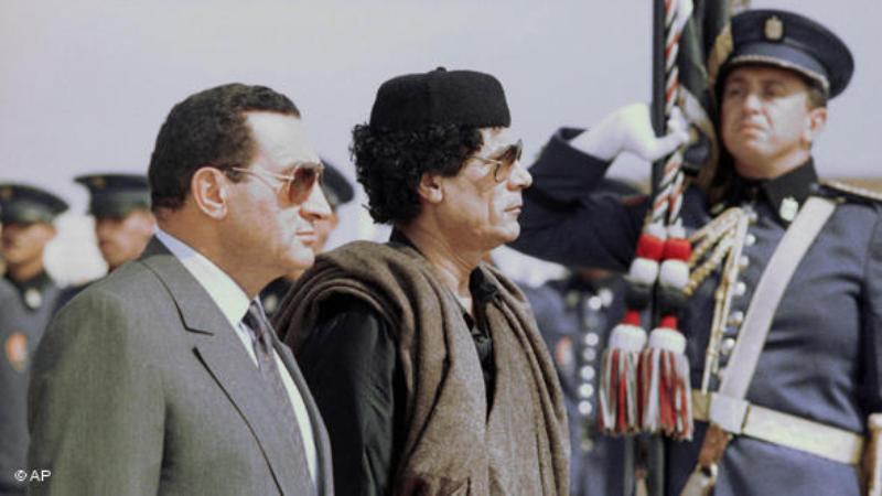 Arabischen Diktatoren zu Diensten: "Unsere Politik hat jahrelang mit Staaten verhandelt und zusammengearbeitet, die später dann in Ungnade gefallen sind. Die Diktatorenschaft von Syriens Assad, Ägyptens Mubarak bis hin zu Libyens Gaddafi lag sich mit europäischen und amerikanischen Staats- und Regierungschefs in den Armen", schreibt Lamya Kaddor.