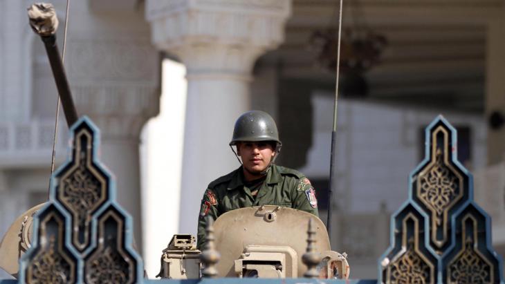 Egyptian soldier in an armoured car in front of the presidential palace in Cairo (photo: picture-alliance/dpa/A. Khaled)