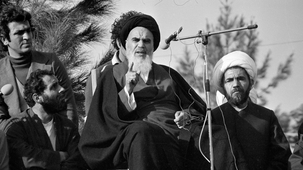 Ayatollah Khomeini nach seiner Rückkehr aus dem Exil in Teheran; Foto: picture-alliance/AP/FY