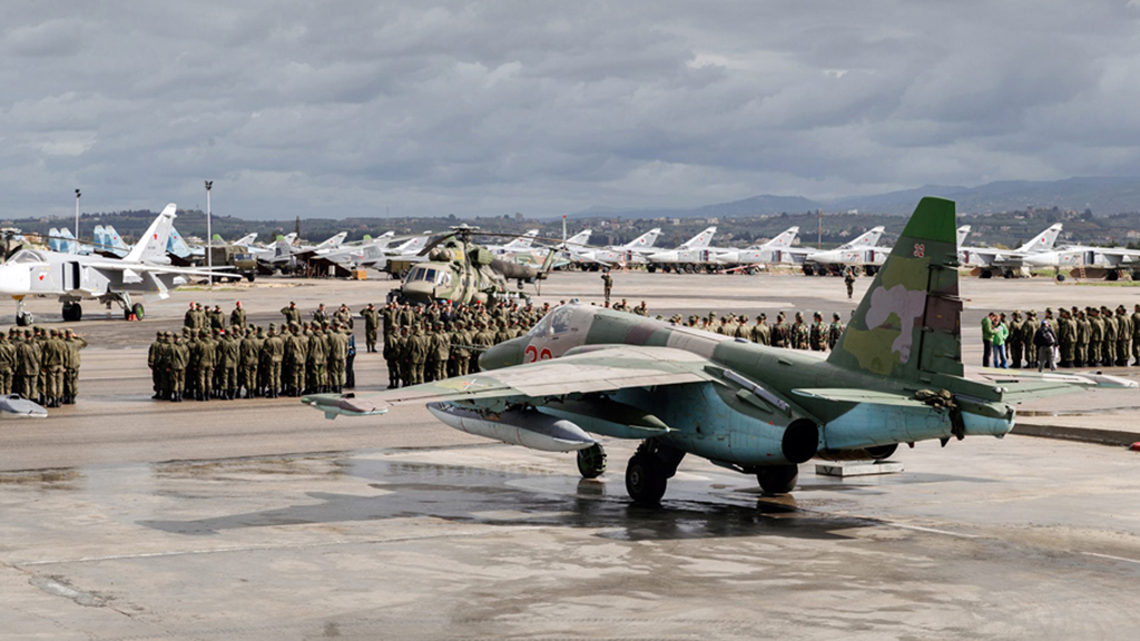 Russische Kampfjets auf einem  syrischen Luftstützpunkt bei Lattakia; Foto: picture alliance/dpa/Russian Defence Ministry