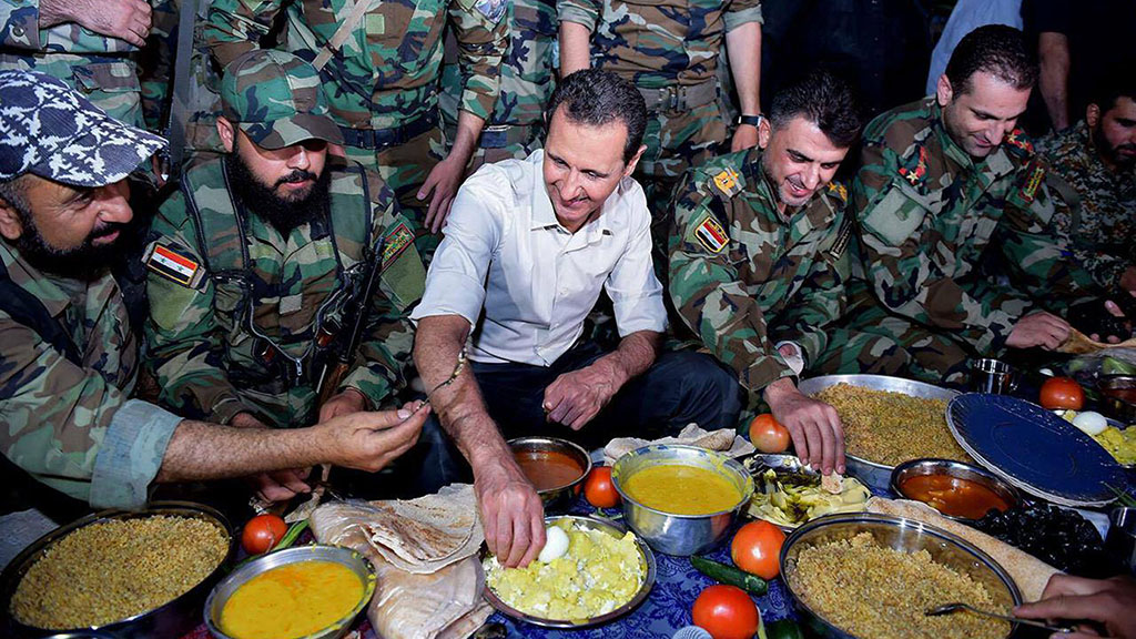 Syriens Präsident Baschar Assad während eines Truppenbesuchs im Damaszener Vorort Marj al-Sultan; Foto: picture-alliance/AP/SANA