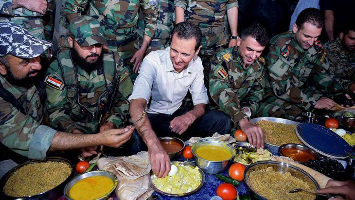 Syria′s president Bashar Assad visiting the troops in the Damascus suburb of Marj al-Sultan (photo: picture-alliance/AP/SANA)