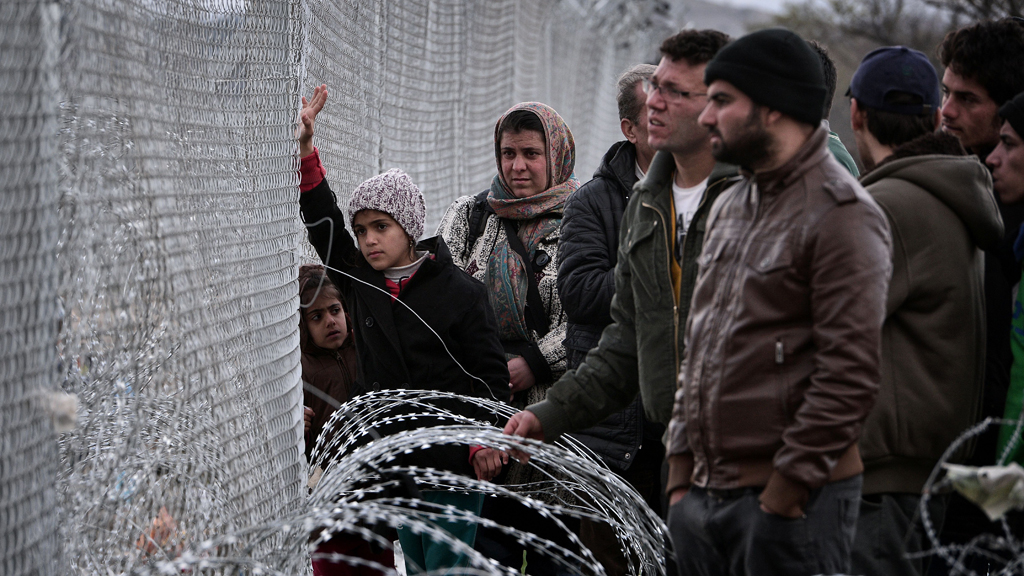 لاجئ عالق في إيدوميني على حدود مقدونيا واليونان. Foto: Getty Images/AFP/L. Gouliamaki
