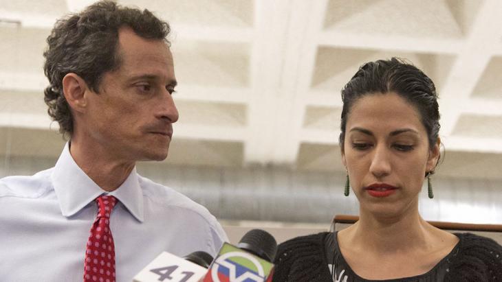 Anthony Weiner and Huma Abedin during a press conference in New York (photo: picture-alliance/dpa/EPA/A. Kelly)