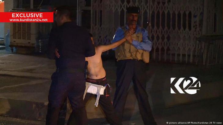 Attempted suicide bombing: young boy being arrested in front of a mosque in Kirkuk (photo: picture-alliance/AP/Kurdistan 24 TV News)
