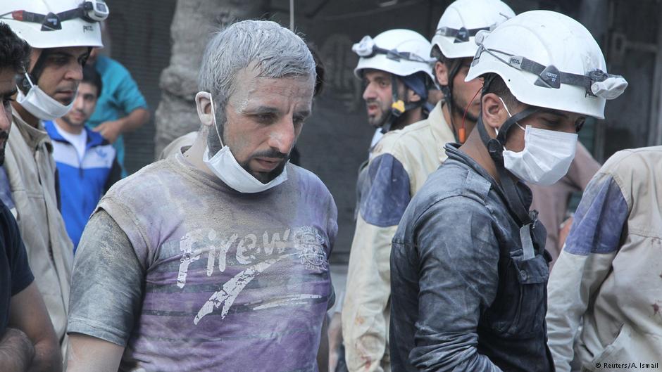 Mitglieder der Hilfsorganisation Weißhelme auf der Suche nach Überlebenden nach einem Fassbombenabwurf in Aleppo; Foto: 
