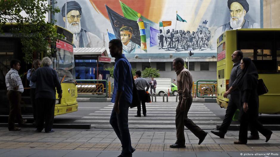 صورتان للخميني وخامنئي في شوارع إيران.