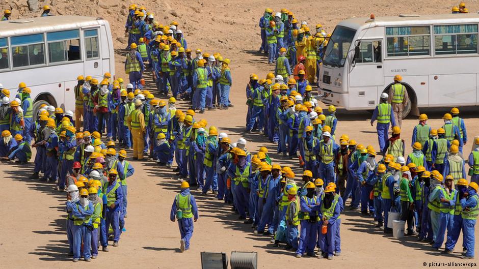 Arbeitsmigranten auf einer WM-Baustelle in Qatar; Foto: picture-alliance/dpa