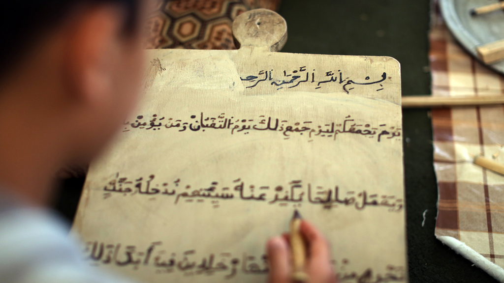 صَبِيّ يتعلم القرآن في طرابلس. Foto: MAHMUD TURKIA/AFP/Getty Images