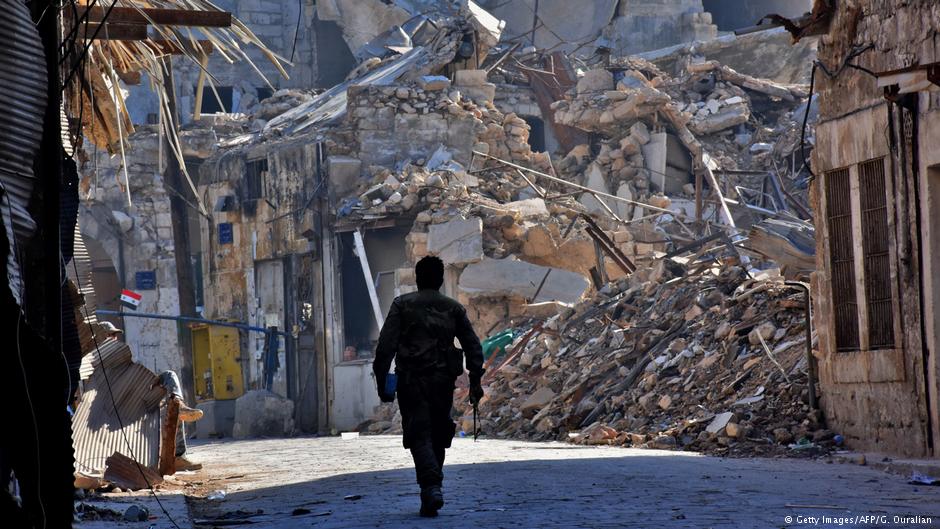 Milizionär des Assad-Regimes im zerstörten Aleppo; Foto. AFP/Getty Images