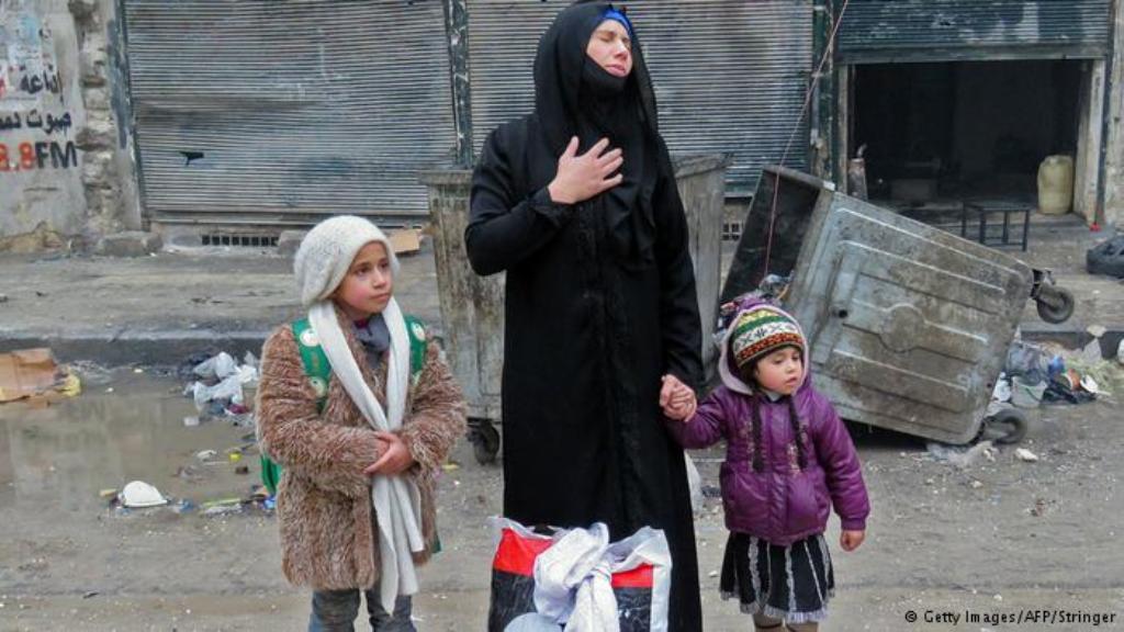   الكثير من الأسر فقدت معيلها وتحاول كل أم مثل هذه إنقاذ أطفالها من براثن الموت واللجوء معهم إلى مكان يقيهم وابل الرصاص والقذائف الذي يتعرض له من بقي في شرقي حلب.