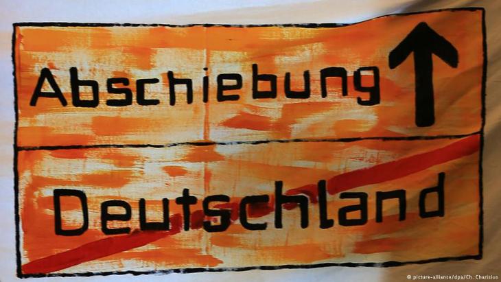 ″Deportation this way″: protest banner made by refugees in Hamburg (photo: picture-alliance/dpa)	