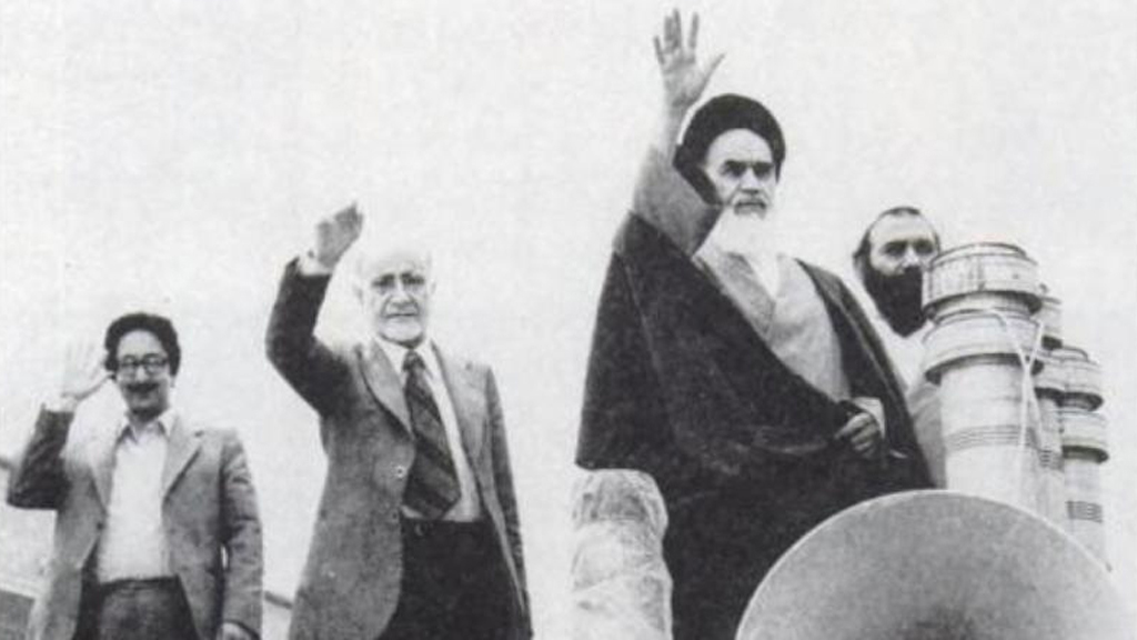 Abolhassan Banisadr (links im Bild) neben Mehdi Bazargan und Ayatollah Khomeini; Foto: akairan.com 