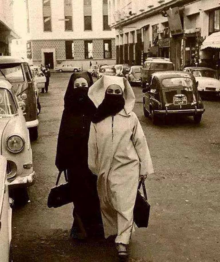 تميل النساء المغربيات في المناطق المحافظة في الشمال إلى ارتداء البرقع الذي يترك منطقة العينين فقط مكشوفة.