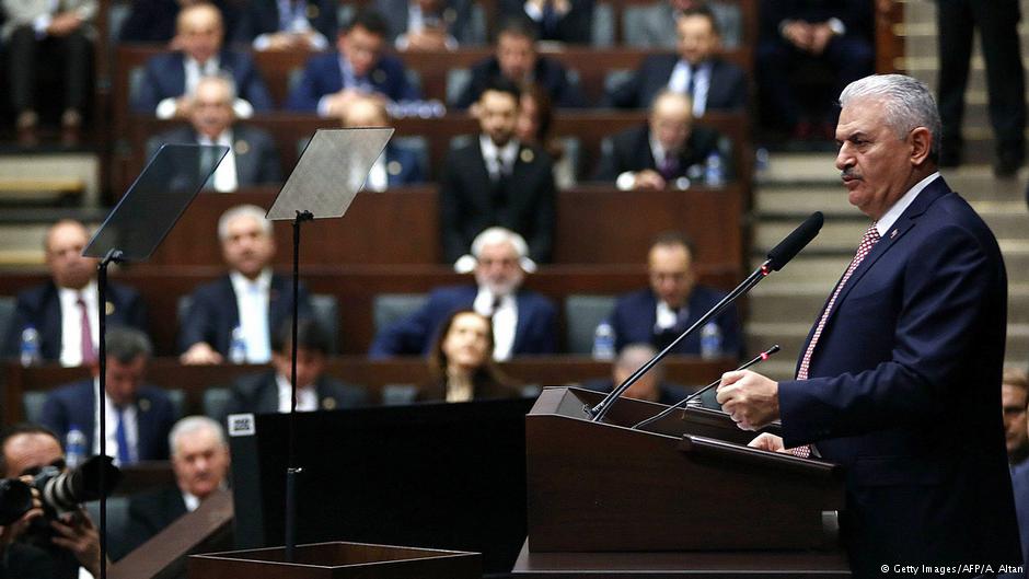 Der türkische Premierminister Yildirim verkündet die Verlängerung des Ausnahmezustands im türkischen Parlament am 3. Januar 2017 an; Foto: Getty Images/AFP/A. Altan