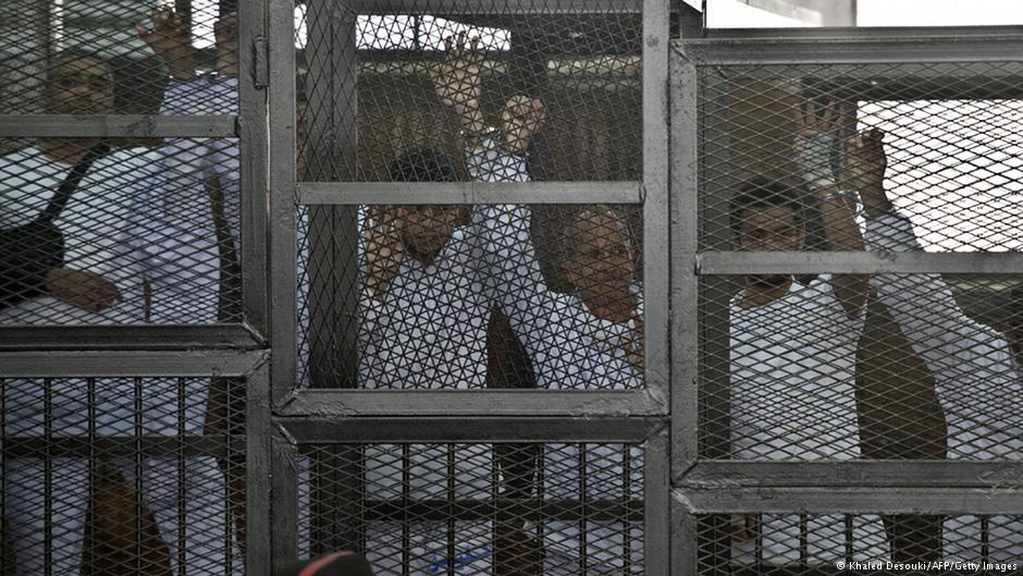 Inhaftierte Al-Jazeera-Journalisten während ihres Verfahrens im März 2014 in einem Käfig in Kairo; Foto: AFP/Getty Images