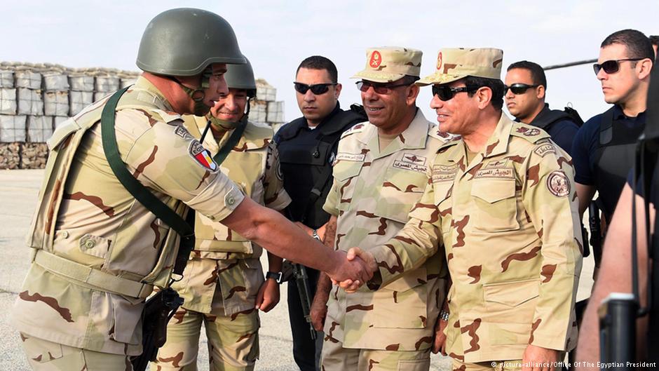 Ägyptens Präsident Abdel Fattah al-Sisi zu Besuch bei Armee-Einheiten auf dem Sinai; Foto: picture-alliance