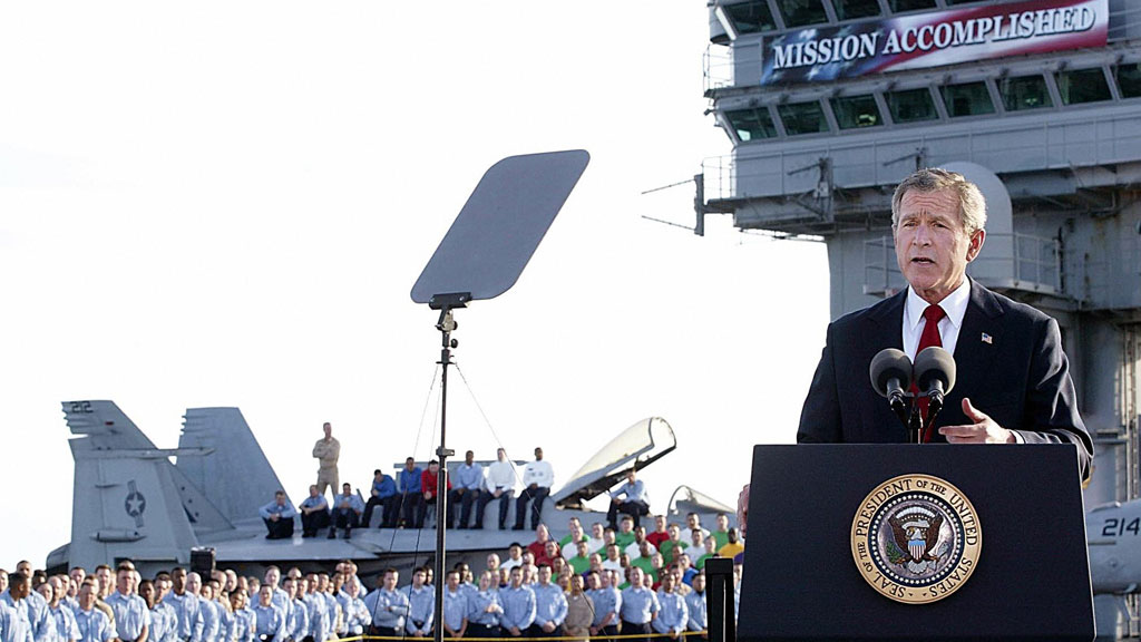George W. Bush erklärt am 1. Mai 2003 auf dem Flugzeugträger Abraham Lincoln den Irakkrieg für beendet; Foto: S. Jaffe/AFP/GettyImages
