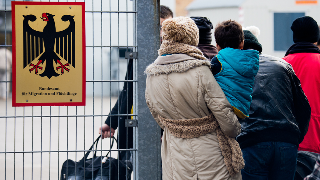 Syrische Asylbewerber in einer Warteschlange vor dem Bundesamt für Migration und Flüchtlinge in Braunschweig; Foto: picture-alliance/dpa/J.Stratenschulte