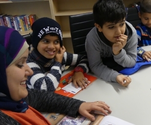 Die Lehrerin Amena Ragess liest Geschichten in zwei Sprachen vor;Foto: Jasmin Zikry