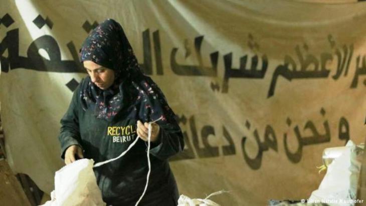 Eine syrische Mitarbeiterin von "Recycle Beirut" sortiert Müll;Foto:Natalie Mauthofer