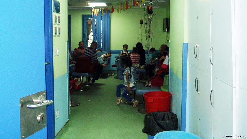 Wartende im Bluttransfusionsraum der Abu el Rish Klinik; Foto:DW/El Minawi
