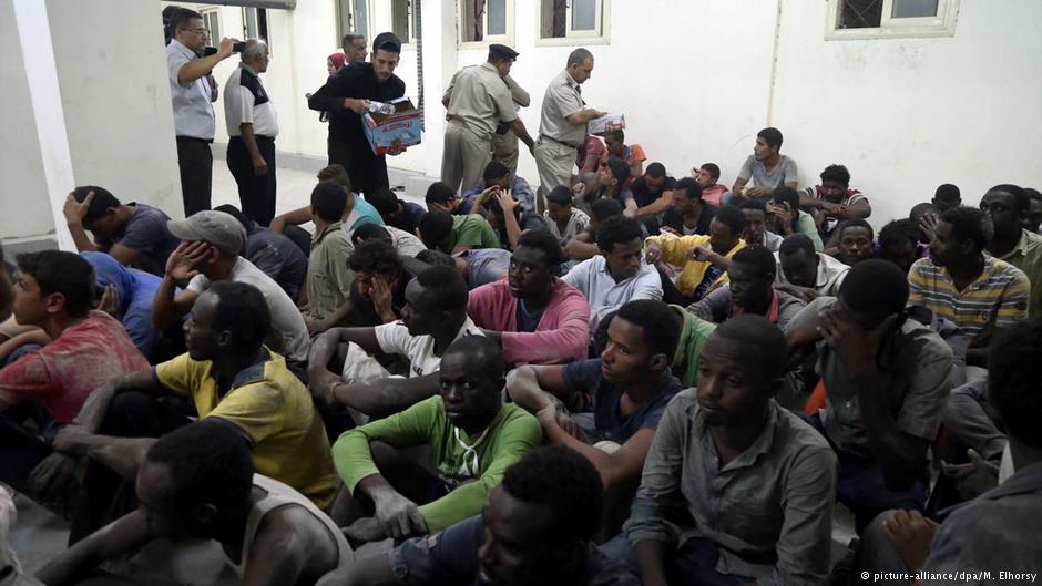 Überlebende Flüchtlinge nach einem Schiffsunglück im ägyptischen Rosetta; Foto: picture-alliance/dpa