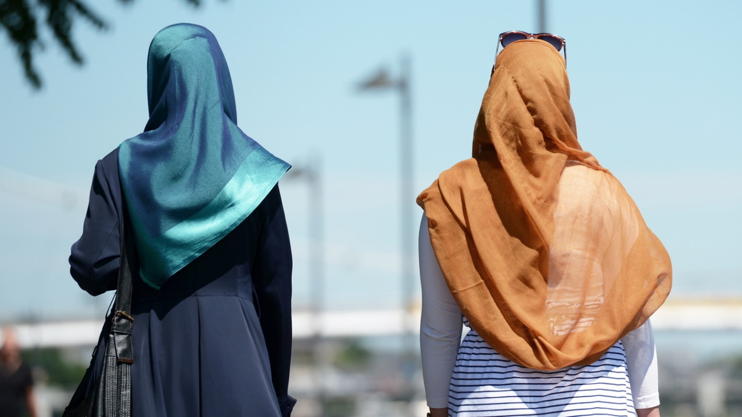 Kopftuch tragende Musliminnen in Frankfurt am Main; Foto: dpa/picture-alliance