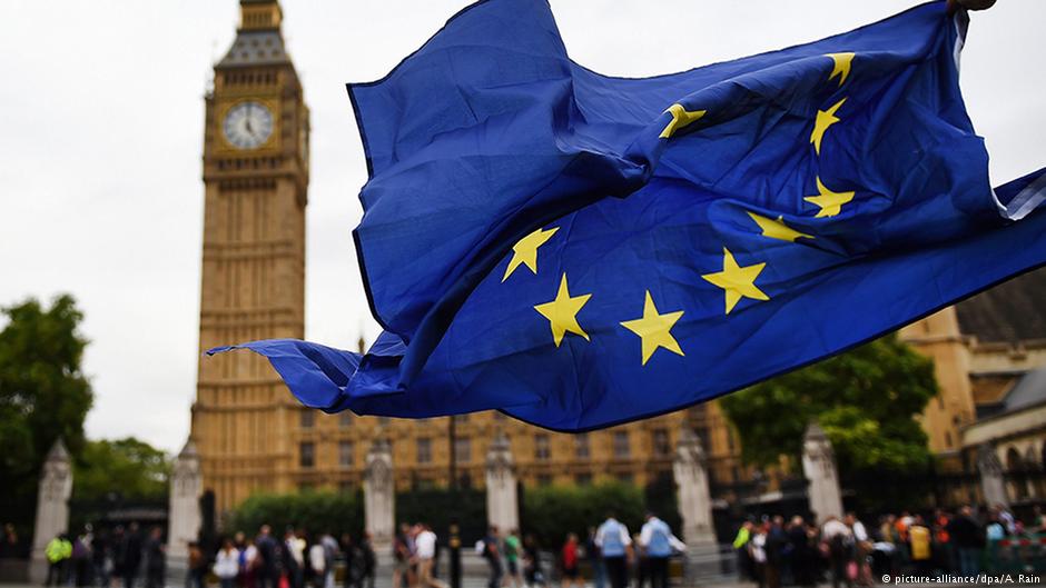 EU-Fahne vor dem Parlament in London; Foto: picture-alliance/dpa