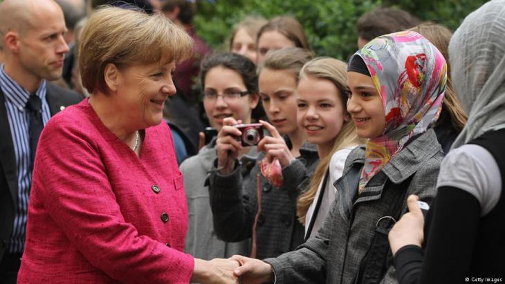 Bundeskanzlerin Angela Merkel begrüßt Schüler der Sophie Scholl Gesamtschule in Berlin während ihres Besuchs des fünften europäischen Schulprojekttags 2011. Foto Getty Images